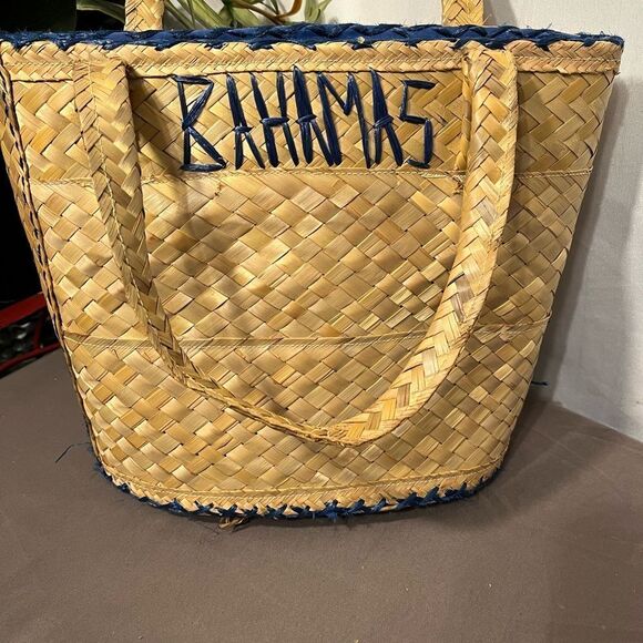 Beautifully Woven Handmade Bahamas Straw Bag - Picture 4 of 15